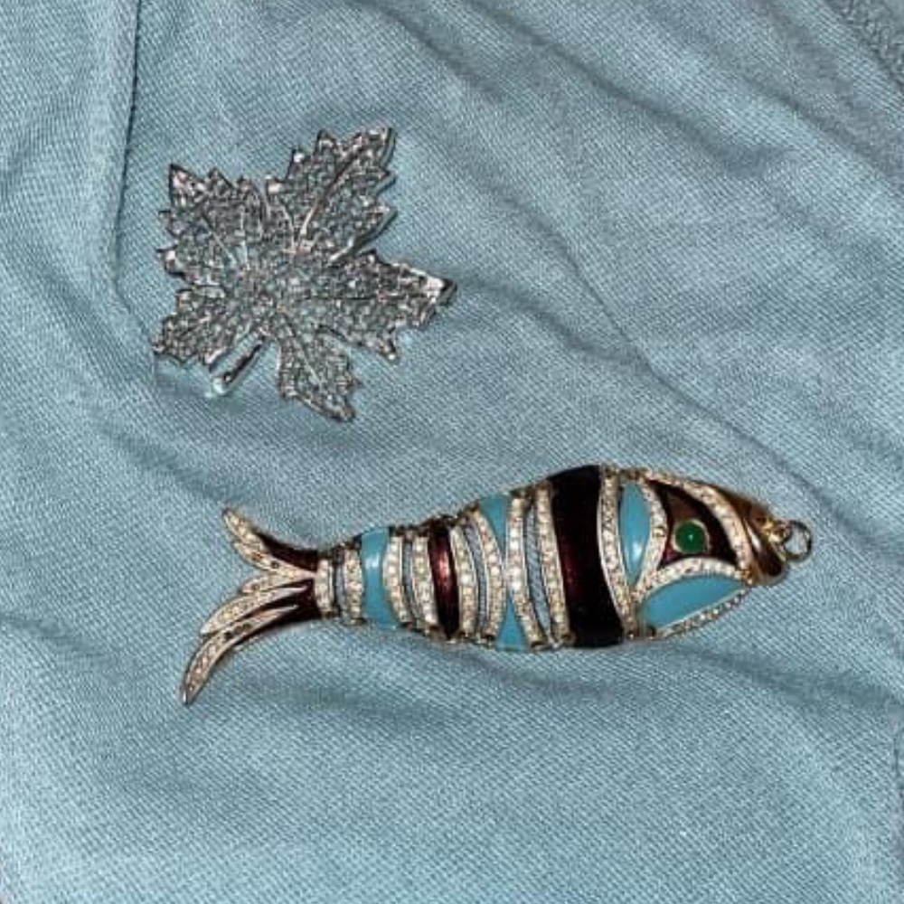 Necklace pins